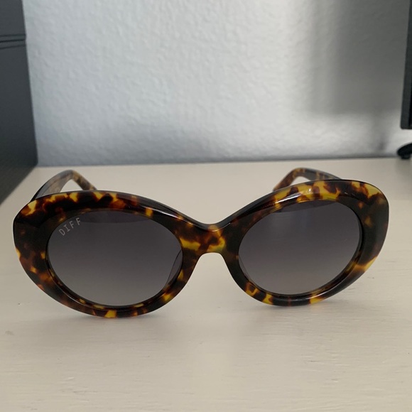 DIFF Eyewear Sunglasses - Picture 1 of 4